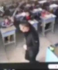 抽打、拧脸、倒抱!小学老师体罚女生 ,同学吓得捂耳躲桌底