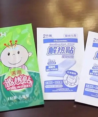 医生说,发烧用退热贴和用凉毛巾敷脑门效果差不多