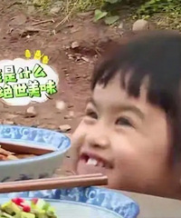 包饺子好可爱,小小年纪就是追星女孩,太萌了