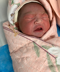 生了一个高个子妹妹,满月出来就有55CM