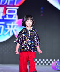 小朋友的T台首秀,怕她怯场!其实是我自己怯场罢了