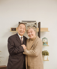 已经80出头的爷爷奶奶结婚50年了,他们对望的眼神让我好感动