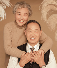 已经80出头的爷爷奶奶结婚50年了,他们对望的眼神让我好感动