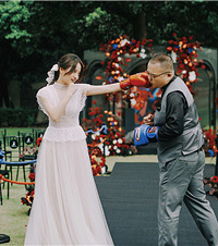 We got to know each other by boxing. The ceremonial area was set up as a ring table, and the dessert table was full of gifts for guests.