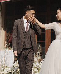I am very satisfied with the wedding and makeup and shooting. The white main stage is simple and atmospheric.