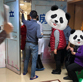产房门口这幕让人心酸