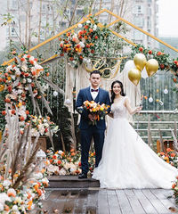 My husband accompanied me through the trough period, and I was very satisfied with the wedding dress set at the wedding fair.