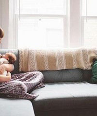 就算是单亲,我一个人挣钱,我还是决定把半岁女儿留在身边