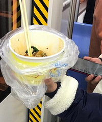 一个妹子在三号线上吃苕皮,味道大
