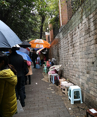 沙区实验幼儿园报名当天盛况,家长自备火盆帐篷,通宵排队