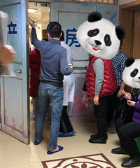 产房门口这幕让人心酸
