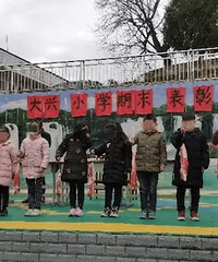 太实在了!四川一小学奖优秀学生每人2斤猪肉