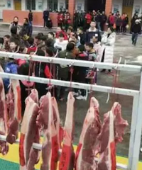 太实在了!四川一小学奖优秀学生每人2斤猪肉