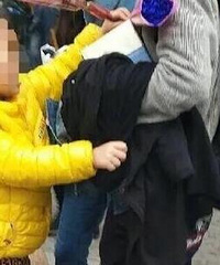 观音桥卖花小女孩死缠烂打还不找零