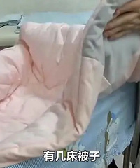 裹太多,刚出生两天的婴儿,在医院产科洗澡时,被发现长满痱子