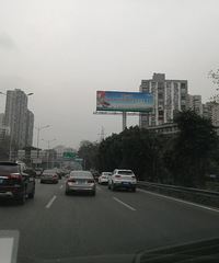 Ŀ��һ���˸��ڳ����극��·��