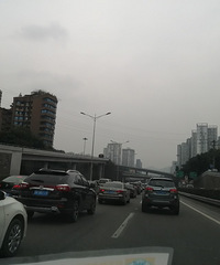 Ŀ��һ���˸��ڳ����극��·��