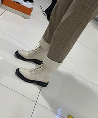这双米白色的靴子,你们觉得我买不买?