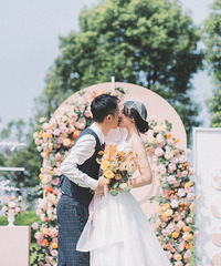 临时把婚礼改到8月,40°高温下的草坪婚礼差点幸福到中暑