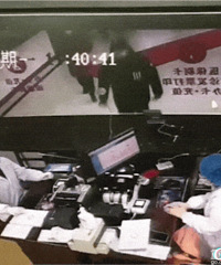 发热男故意取下口罩朝工作人员咳嗽