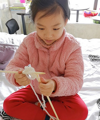春节在家陪娃,成功教会娃儿打毛线