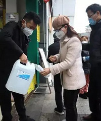 点赞!沙坪坝一药房免费给市民送医用酒精!