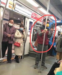 轻轨上有人带柚子皮自制的口罩?!