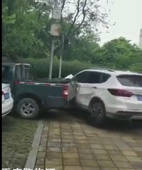 Ƥ��ͣ��λ�ﱻ�� ����ֱ��ײ��SUV