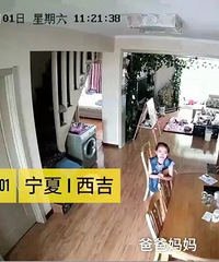 6岁女孩,被独自“隔离”在家,对着监控痛哭着喊妈妈。