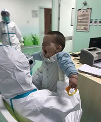 才6个月大的孩子被隔离,他的哭声响彻整个医院