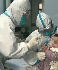 才6个月大的孩子被隔离,他的哭声响彻整个医院