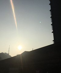 身为医务人员,天天上班虽然累,但是也觉得值得