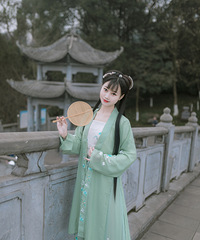 春光再好只能家里蹲,发一组春意盎然的汉服写真过过瘾