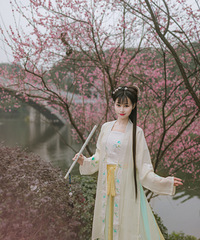 春光再好只能家里蹲,发一组春意盎然的汉服写真过过瘾