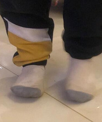 说我们声音大,楼下不戴口罩上来闹
