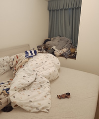 当代年轻人被妈妈督促收拾狗窝