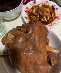 在家做卤猪蹄饭,五香味十足,超简单
