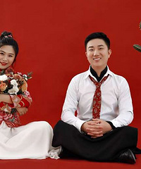 一对新人举行婚礼,双方对着电视机拜天地,新娘却感动得流泪