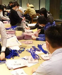 终于可以下船了! "钻石公主号"乘客开始下船,有的直奔寿司店
