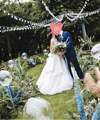 婚礼从白天办到晚上,红色丝绒裙是新娘必备战衣