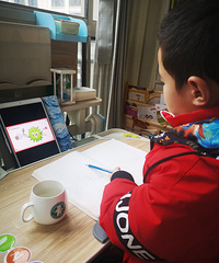 幼儿园大班孩子的寒假生活,每天都有兴趣课程,玩儿着也能学习