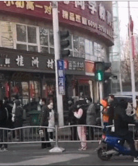 疫情没结束,有些地方人已经扎堆了