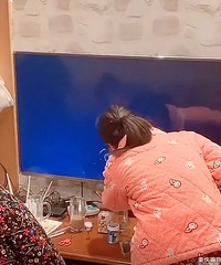 辅导孩子的代价太大了!投屏教孩子英语,用力过猛电视都被敲裂了