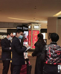 今天重庆观音桥商圈部分商场恢复营业,设置临时隔离间