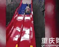 带小孩玩滑梯要当心
