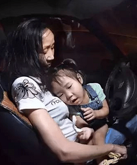 带娃开出租车的单亲妈妈现状