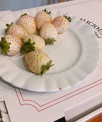 终于尝到两款没吃过的水果,淡雪草莓和芭乐