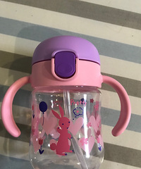 满五个月时就着手准备吸管杯,马上一岁了,还没找到适合她