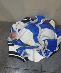 女婴出生不超过10天,家人把她扔在了公共厕所