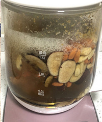 ����һ����ÿ�춼�ںȵ�����ˮ�������ֲ�Ѫ